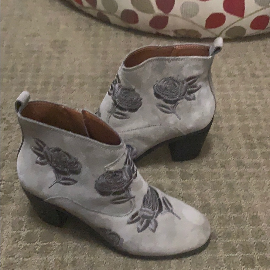 Lucky Brand Cream Suede Booties Stitched Flowers Lucky Brand Cream Suede Booties Stitched Flowers